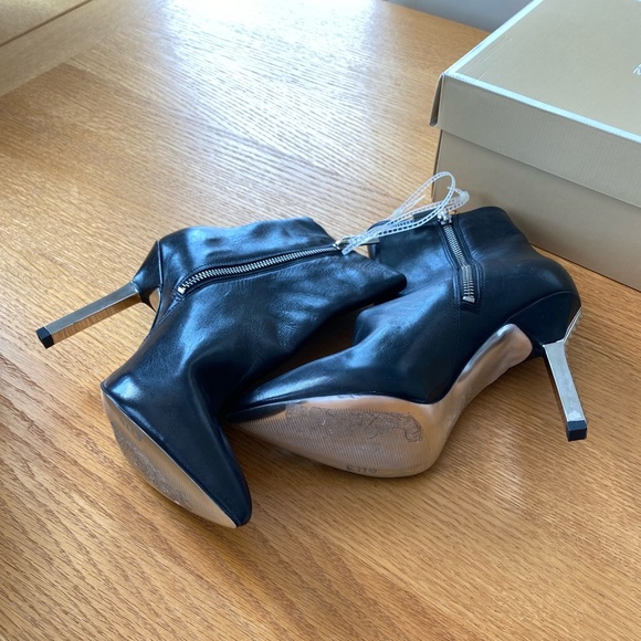 Women’s MICHEAL Micheal Kors Black Leather ankle boots Silver Spike Heels Sz 5.5 - Picture 9 of 10